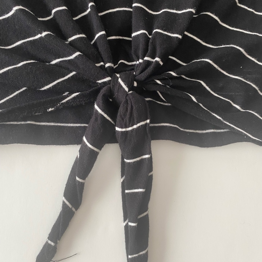 CROP TOP BUNDLE BLACK & WHITE FOREVER 21 SMALL & WILD FABLE BLACK EXTRA SMALL - Picture 3 of 7